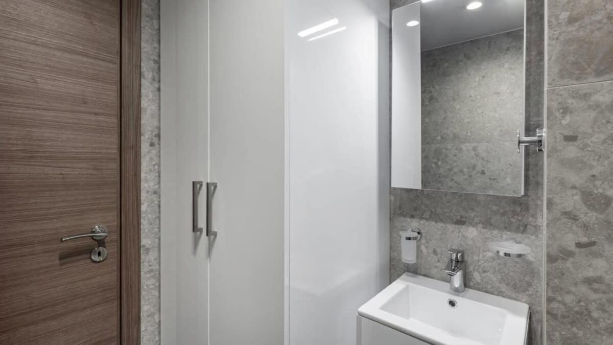 Brand New With Amazing View Apartment *